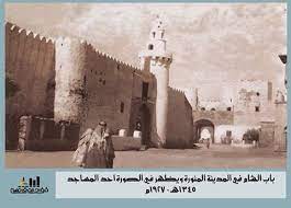 صورة لمئذنة المسجد التي هي جزء من جدار القلعة في عام 1345 هـ
