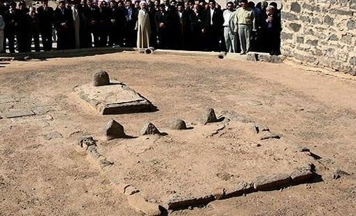 ملف:قبور ائمه بقیع ۲.jpg