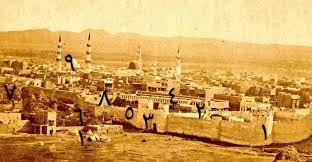 صورة عامة للمدينة المنورة في عام 1880 ميلادي و 1297 هجري، يظهر في الصورة على الترتيب: 1 برج باب الشامي 2 قبة ومئذنة مسجد عثمان 3 باب الشامي 4. قلعة السلطانية